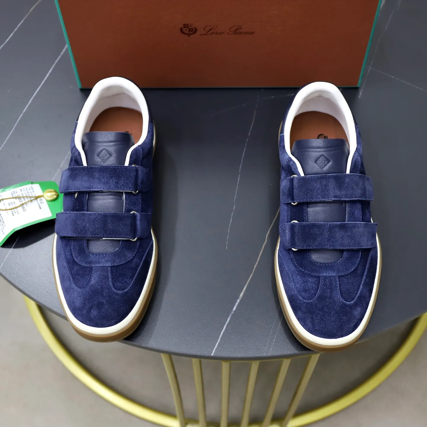 Ex-factory price: 560💰Loro Riana men’s moral training sneakers! Made from high-quality materials and designed in a low-cut silhouette, it offers an elegant and stylish look that's suitable for year-round wear. The unique double-layer sole aesthetic design, caramel cup-shaped outsole is decorated with off-white rubber trim, creating an attractive color combination. Pair with tailored pieces or jeans for a sophisticated yet casual look. The heel is decorated with soft cow leather tongue with Kummel color inserts and cotton laces with embossed LP logo. Upper: cow split suede stitching knitted fabric. Lining: original thickened soft sheepskin. Size: 38-39-40-41-42-43-44 (customized in 45.46)